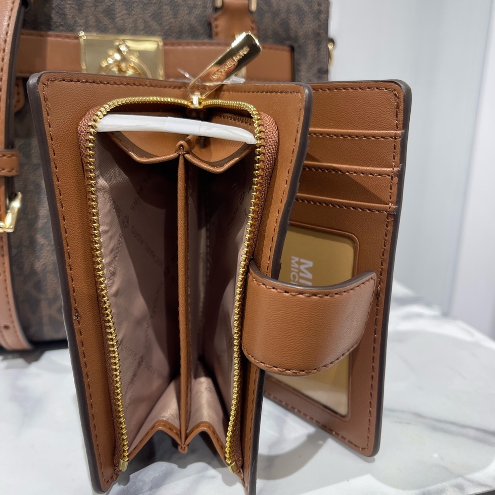 MICHAEL KORS Jet Set Medium Zip CN Two-Tone Logo Bifold Wallet
Brown Multi
NWT - Picture 10 of 16